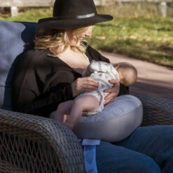 Boppy® Anywhere Nursing Pillow 17 Boppy® Anywhere Nursing Pillow -Productos Para Bebes Tienda 43dd5ce323e804a348739d0ab1210af211407cb7d439254040484bb0fc19349d.png