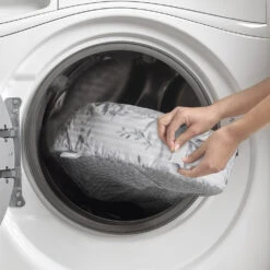 Boppy® Best Latch™ Pillow | Grey Pennydot -Productos Para Bebes Tienda 6nt GrayPennydotLeafStripeBestLatchWashMachineNOICONSAACB c2021 PSfromBLU2018