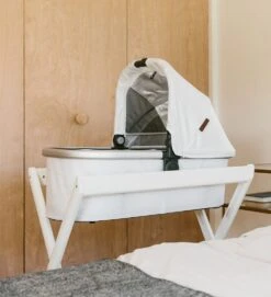 UPPAbaby Bassinet Stand White 11 UPPAbaby Bassinet Stand White -Productos Para Bebes Tienda BassinetStand WHITE Side