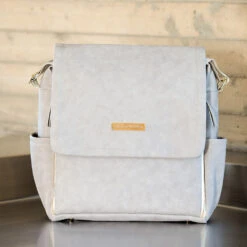 Petunia Boxy Backpack | Grey Matte Leatherette -Productos Para Bebes Tienda Boxy Greyleatherette 4513 web 1024x1024 1