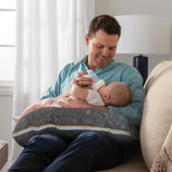 Boppy® Luxe Nursing Pillow | Quilted Elephant -Productos Para Bebes Tienda CharcoalGoldQuiltedElephantPillowDadBottleFeedingJOE0715AW c2020 PSfrom2018