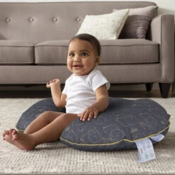 Boppy® Luxe Nursing Pillow | Quilted Elephant -Productos Para Bebes Tienda CharcoalGoldQuiltedElephantPillowSittingJOE0572AW c2020 PSfrom2018