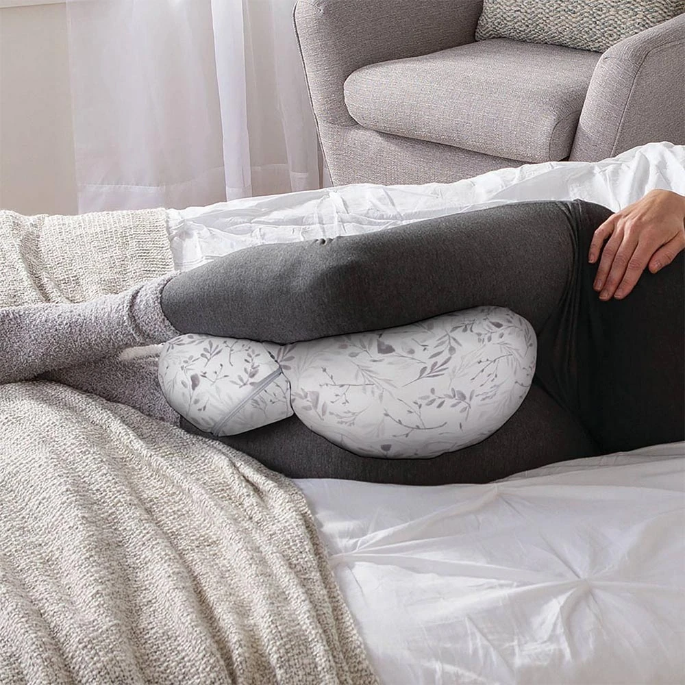 Boppy® Side Sleeper | Grey Falling Leaves 4 Boppy® Side Sleeper | Grey Falling Leaves - Imagen 4