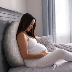 Boppy® Cuddle Pillow | Grey Basket Weave -Productos Para Bebes Tienda GrayBasketWeaveCuddlePillowBedBacksil0282AARBR c2020 PSfrom2016