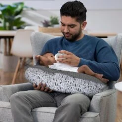 Boppy® Luxe Nursing Pillow | Gray Brushstrokes Pennydot -Productos Para Bebes Tienda GrayBrushstrokesPennydotPillowDadKATE0299 BG c2020 PSfrom2019