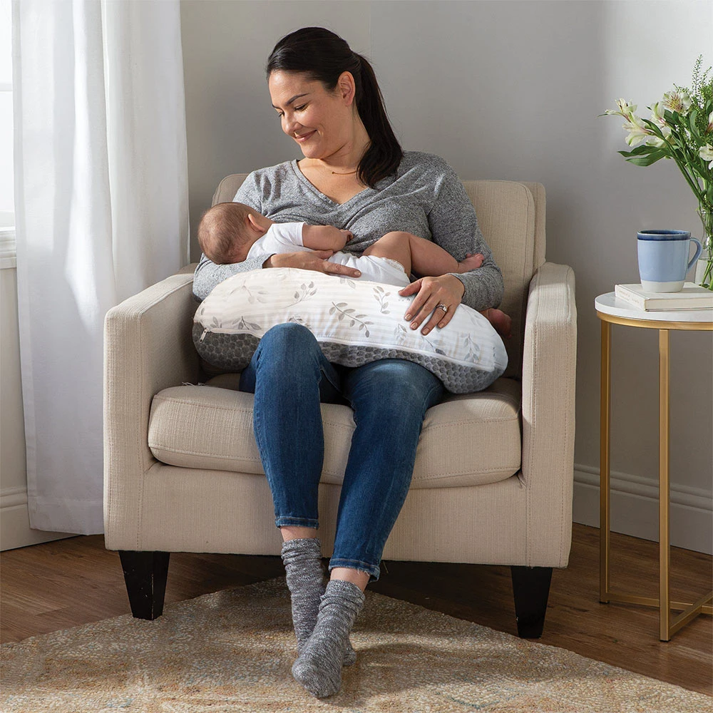 Boppy® Best Latch™ Pillow | Grey Pennydot 4 Boppy® Best Latch™ Pillow | Grey Pennydot - Imagen 4