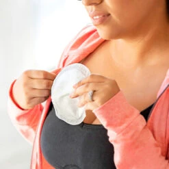 Medela Safe & Dry™ Nursing Pads, 30ct -Productos Para Bebes Tienda Safe Dry Thin Pad Lifestyle1