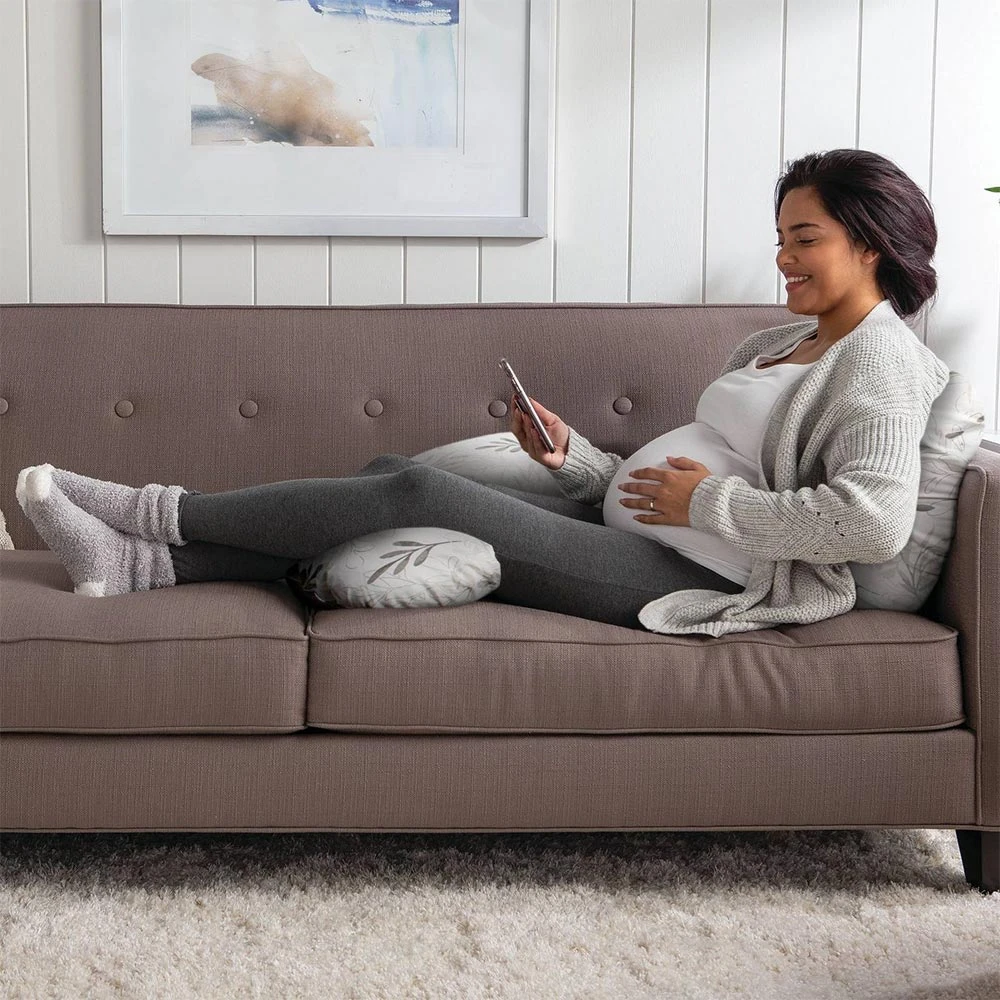 Boppy® Total Body Pillow | Grey Scattered Leaves 3 Boppy® Total Body Pillow | Grey Scattered Leaves - Imagen 3