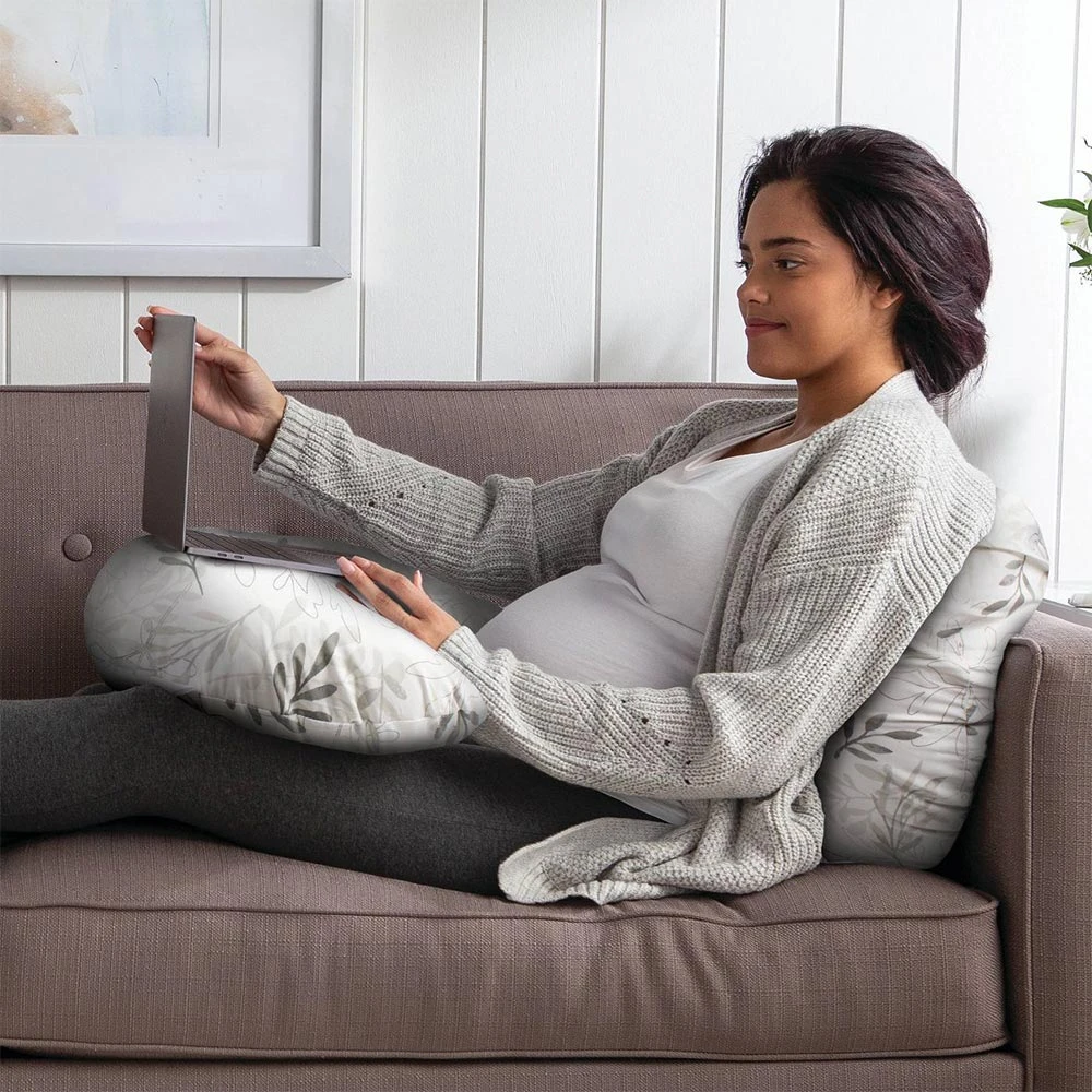 Boppy® Total Body Pillow | Grey Scattered Leaves 4 Boppy® Total Body Pillow | Grey Scattered Leaves - Imagen 4