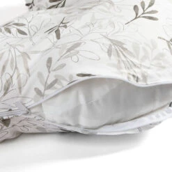 Boppy® Total Body Pillow | Grey Scattered Leaves 12 Boppy® Total Body Pillow | Grey Scattered Leaves -Productos Para Bebes Tienda TBPScatteredLeaves6